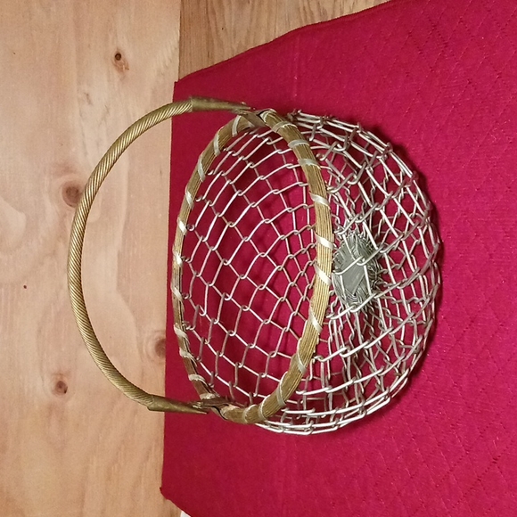 Chain link fence style basket with brass rim and handle - Picture 3 of 11